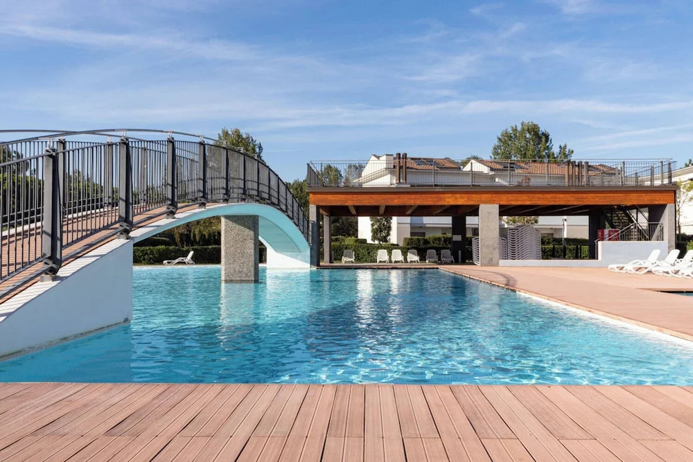 Pool View Apartment With Private Enclosed Garden