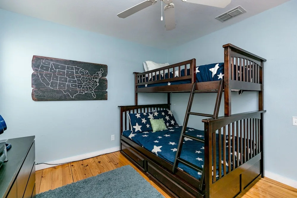 4BR/4.5BA Vibrant House, Village Walk by RedAwning