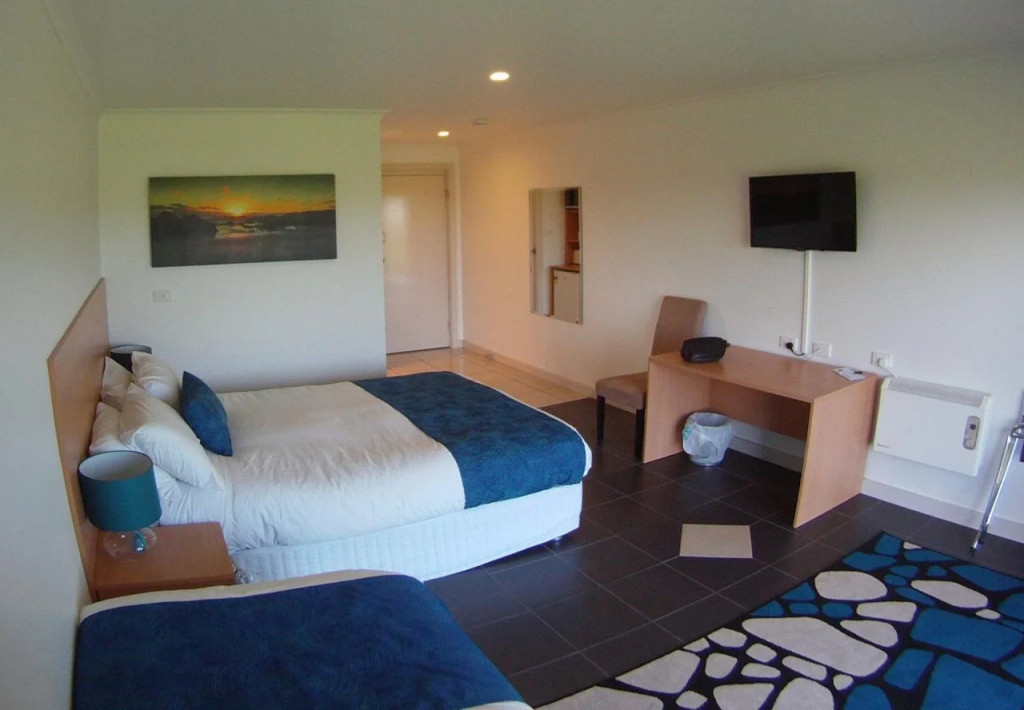 Island Breeze Motel