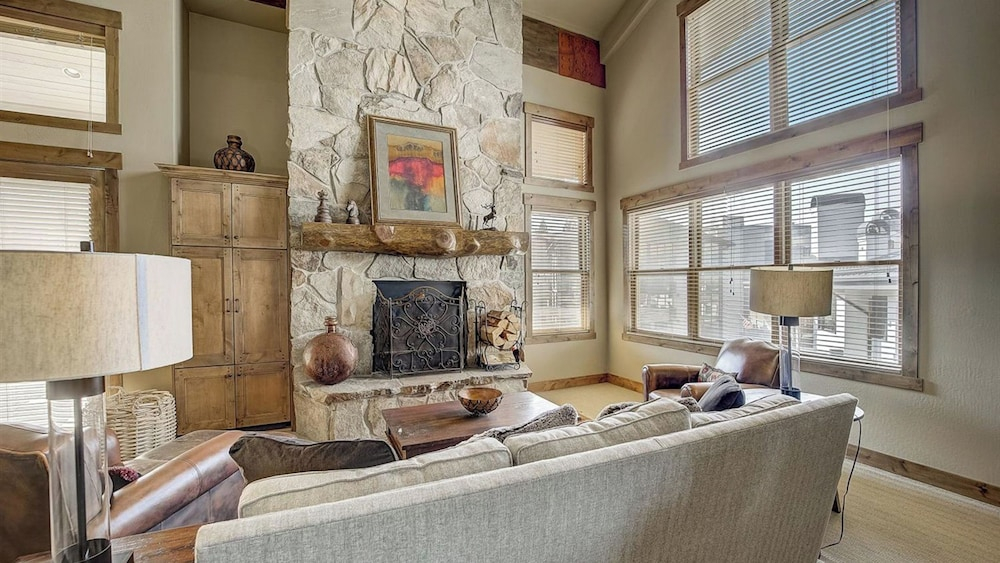 Mont Cervin 32 by AvantStay Ski In Ski Out Home in Silver Lake Village w Hot Tub