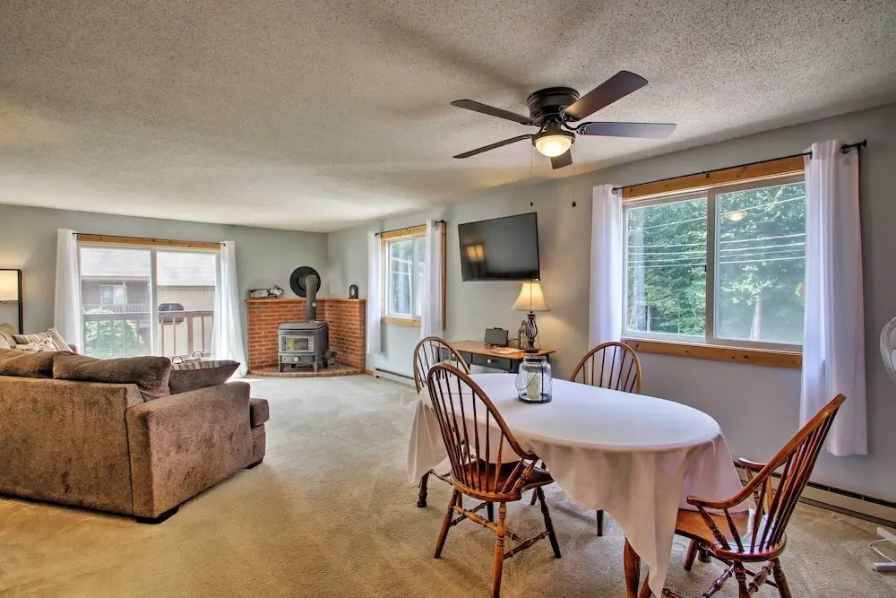 Lincoln Condo w/ Balcony - 6 Mi to Loon Mtn!