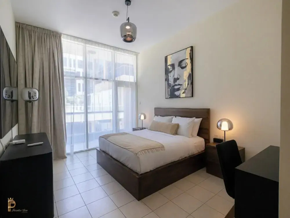 Large Modern 1-Bedroom in Bay Square 9
