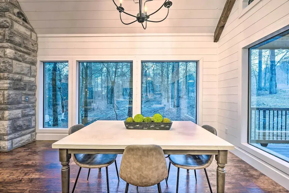 Modern Cabin w/ Hot Tub: 1 Mi From Hochatown!