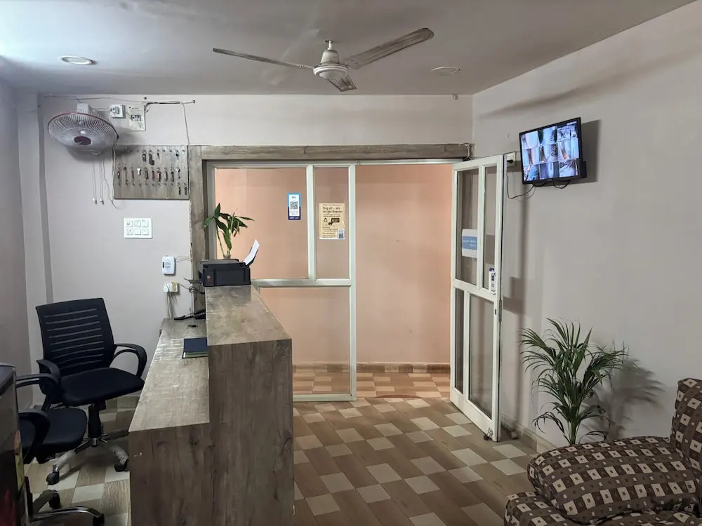 New Hotel Tuk Tuk Palace