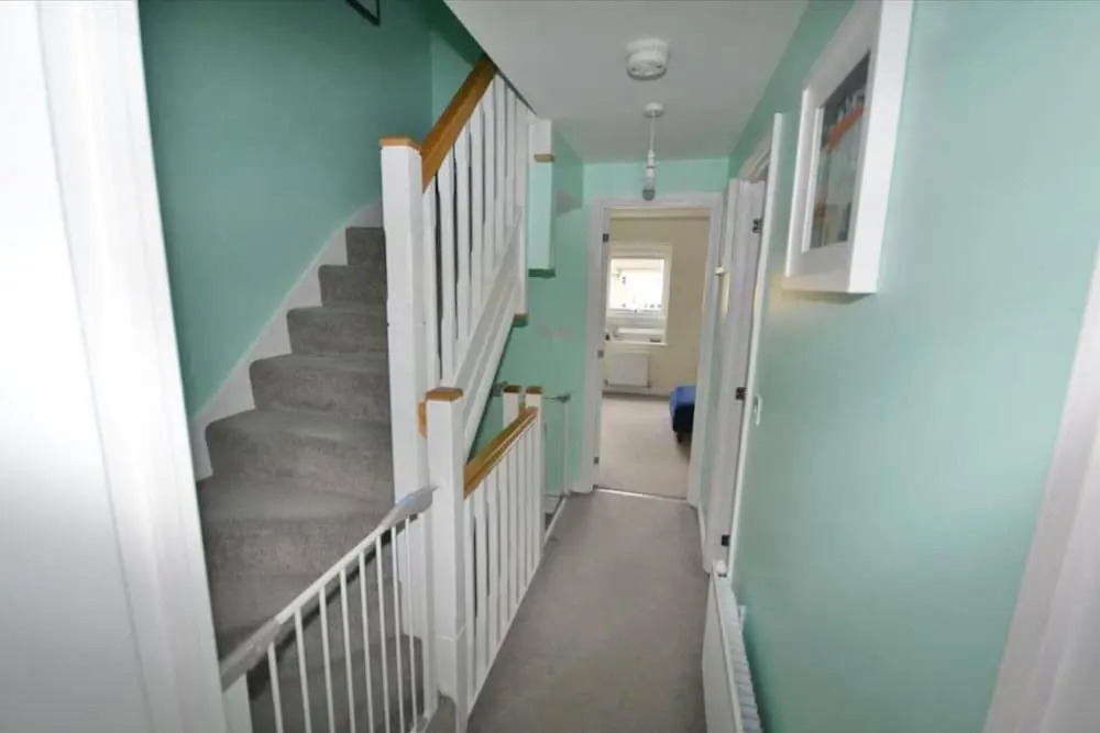 4 Bed House - Sleeps 8 - Hottub - Garden - Parking