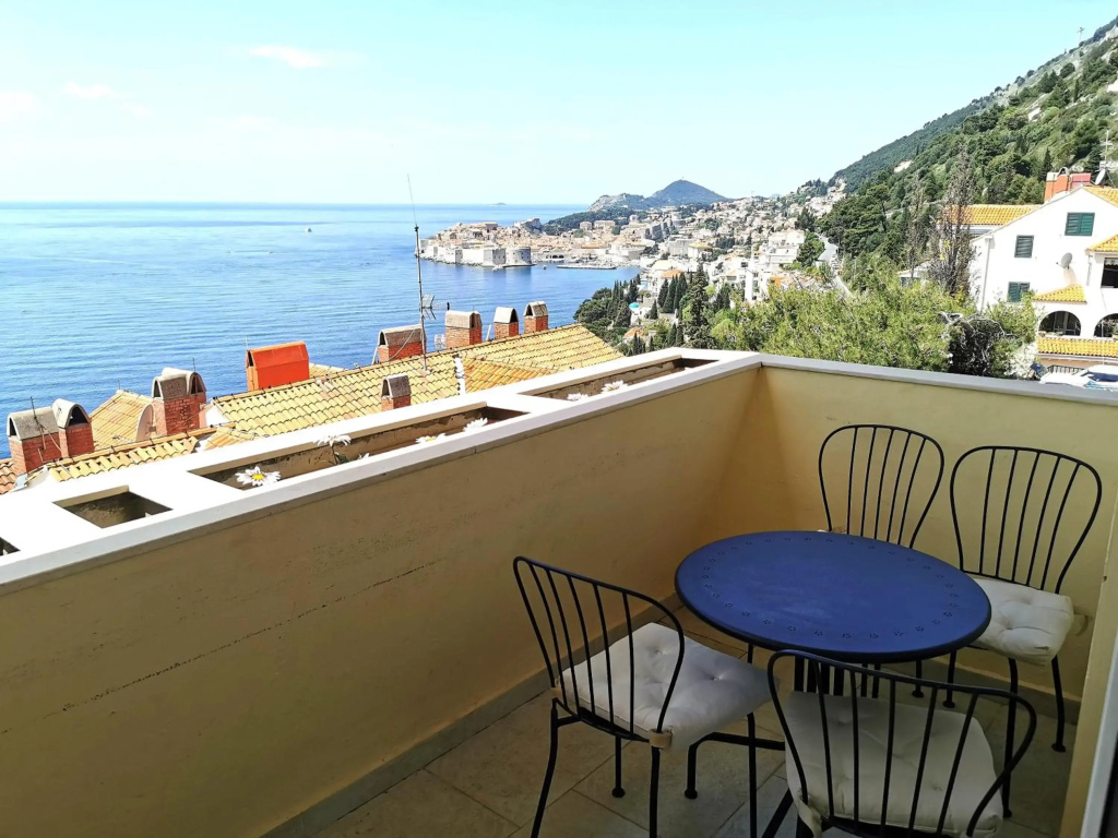 Apartment Zlatni Potok - View of the Old Town & Free Parking & 15 Minute Walk To the Center