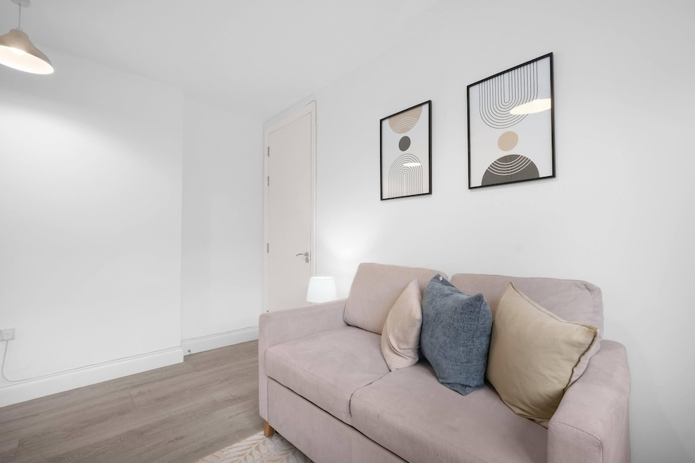 Stylish 4 Bedroom, 2.5-Bath Home in Borehamwood