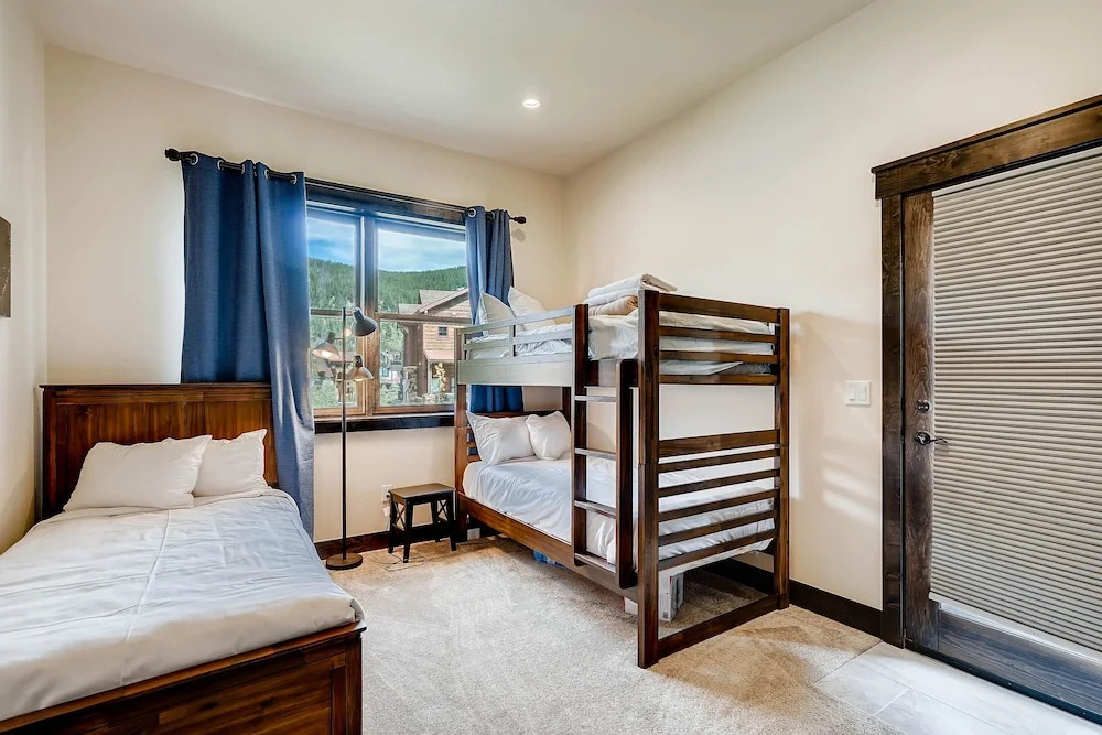 Alders 4br Renovated Townhome- Sleeps 11+ Kids Ski Free 4 Bedroom Condo by Redawning