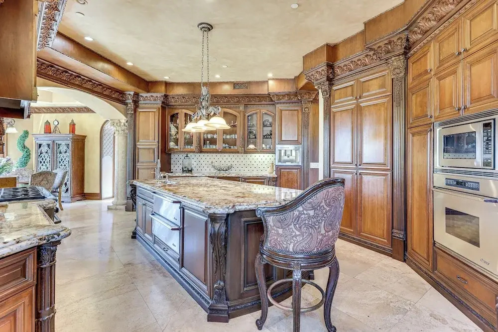 Grand 9,000-sq-ft Estate! Luxurious Socal Getaway