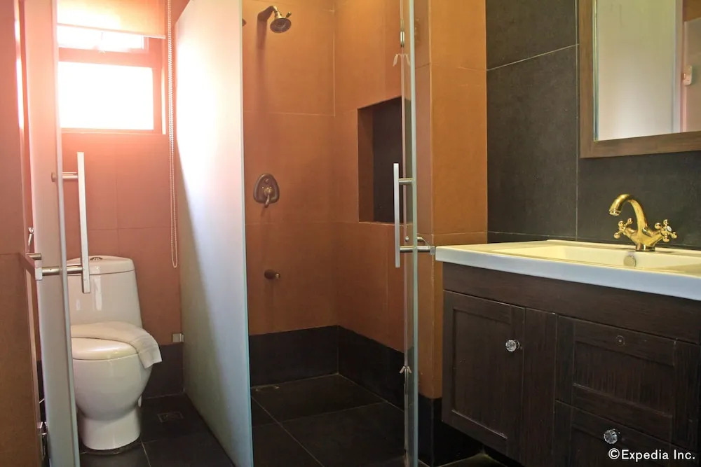 Exclusive Village Home Near Country Club, 18 pax