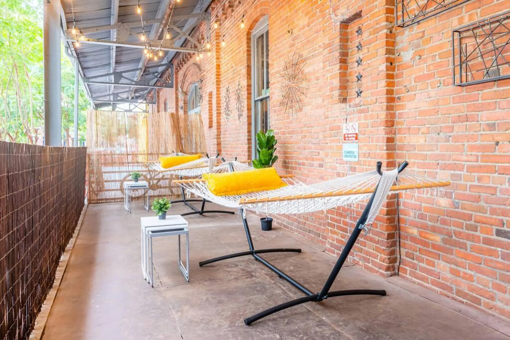 2 Bedroom Apartment with Large Patio, Hammocks