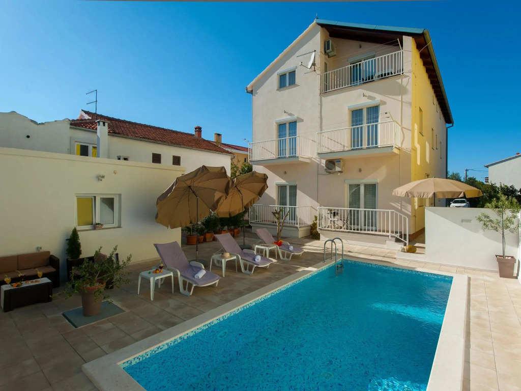 Comfortable apartment in a quiet area, private terrace, shared swimming pool