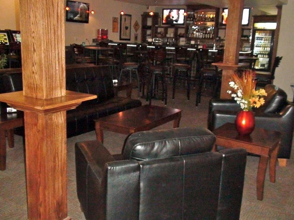 Price Pointe Inn