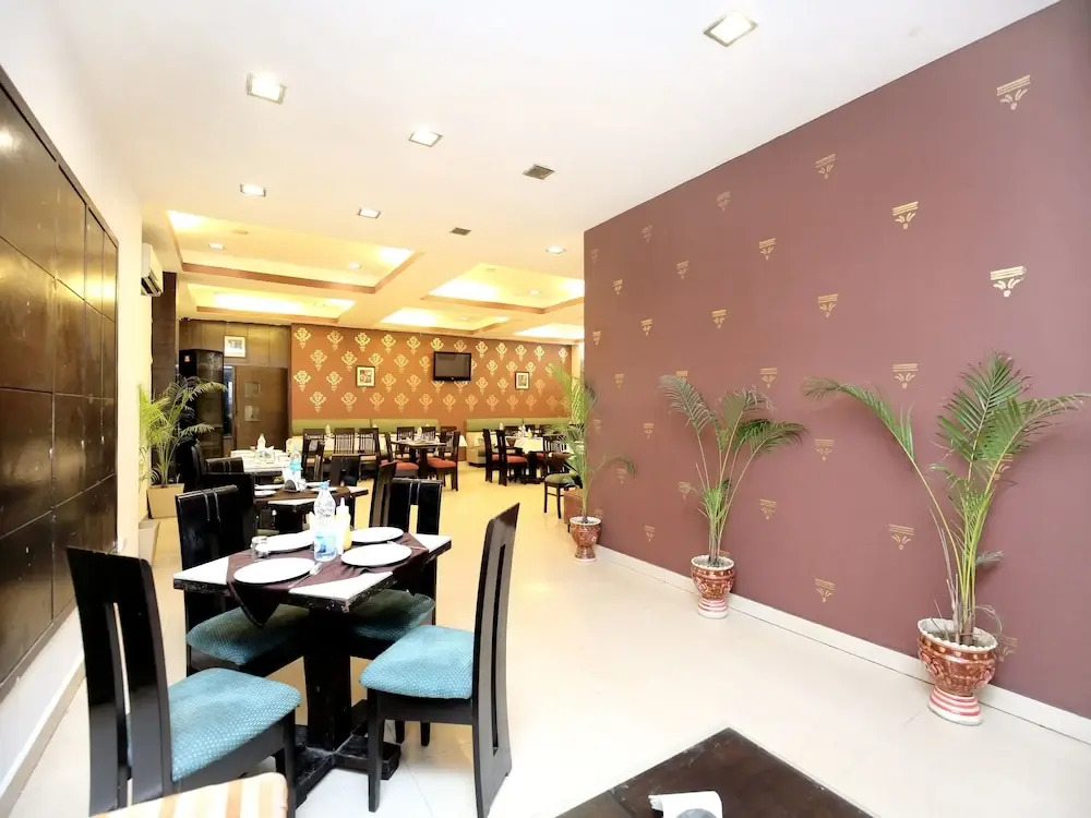 Capital O 15395 Hotel 42