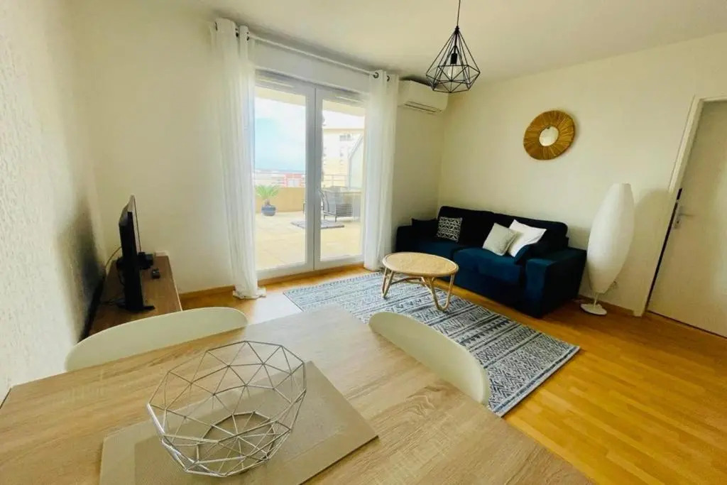 Magnificent 40m With Terrace And Sea View