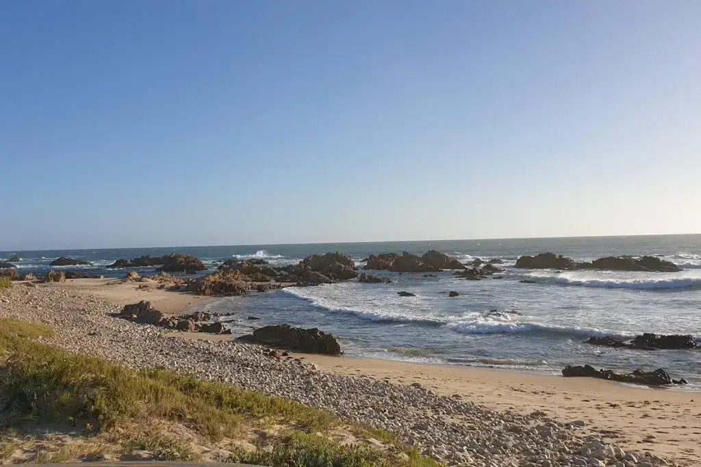 Beach House with DSTV & WIFI & basic housekeeping