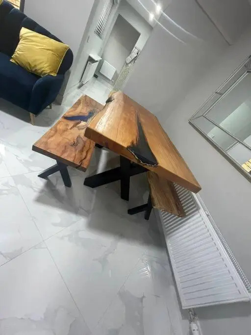 Modern 3 bed Townhouse newly refurbished free parking 10 mins walk to town centre , hospital and college. Wi-fi , Satellite TV, ideal rental for couples, families, professionals. Non smoking Premises
