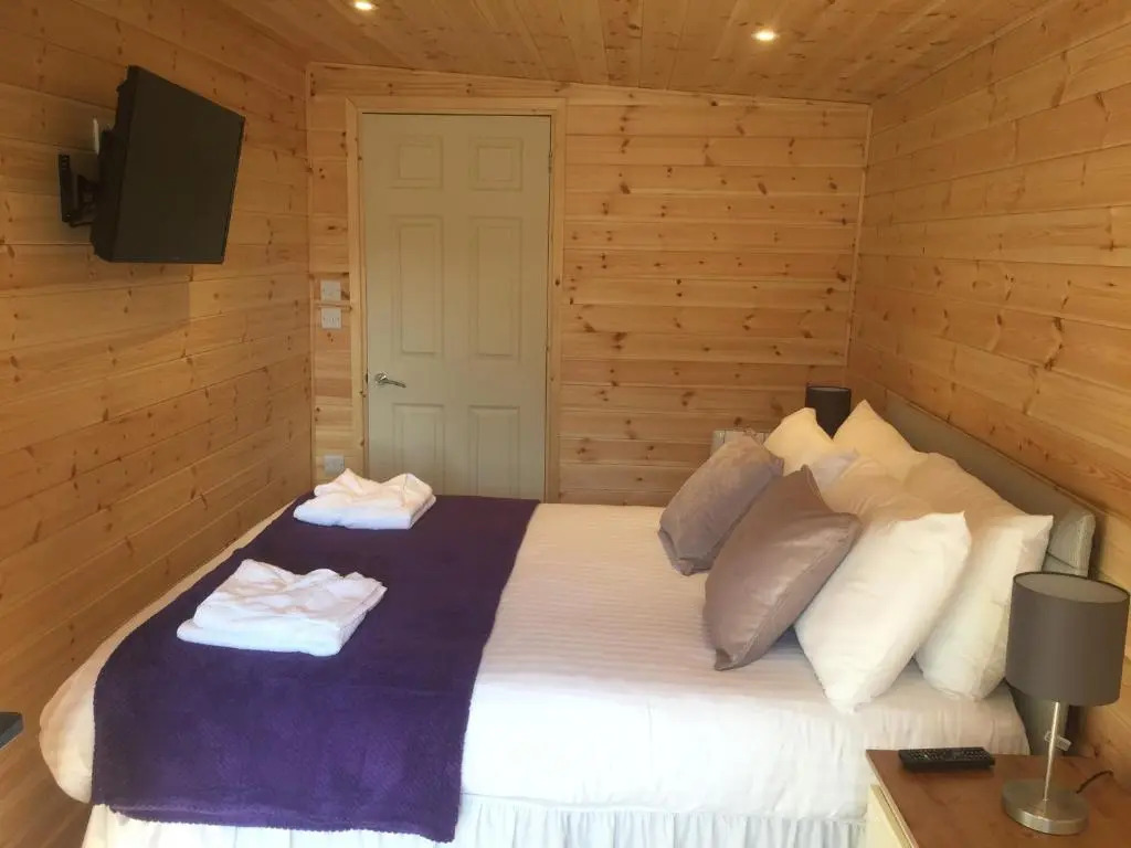 Romantic Getaway Luxury Wooden Cabin with Private Hot Tub And Bbq