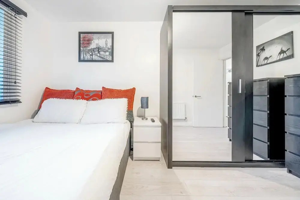 Luxury Central London Balcony 1-bed Apt w/ Parking