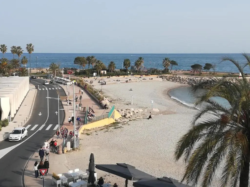 Villa Azzurra Apt Luxe, Front Mer, 4th floor of 5, Box, WiFi, TVSat, Climate