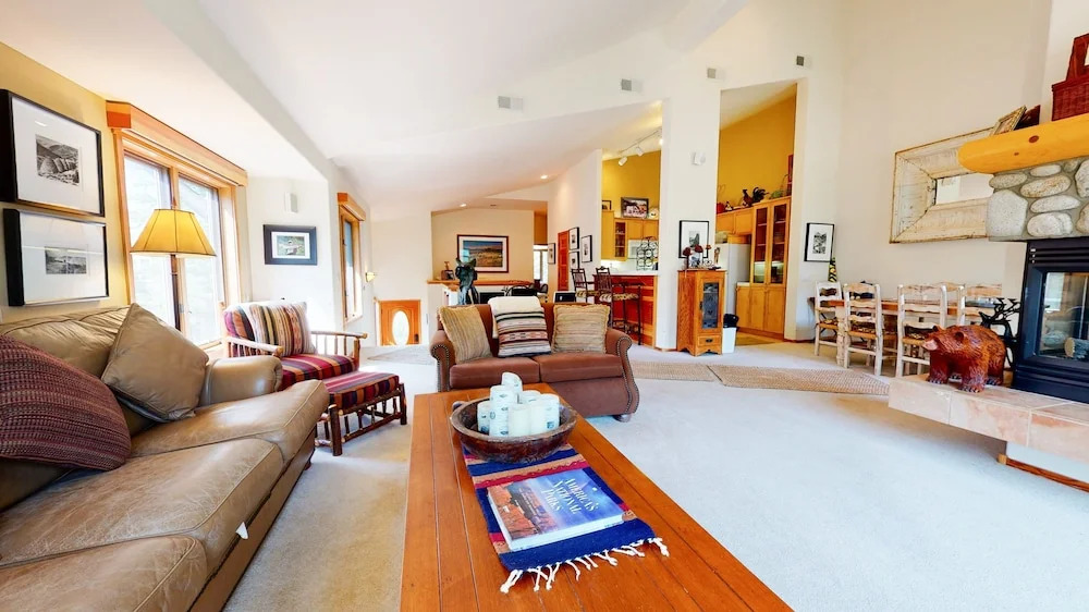 Snowcreek V 760 Pet-Friendly, Amazing Mountain Views, Private 2 Car Garage, Washer Dryer by RedAwning
