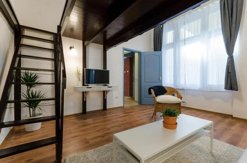 Quiet Cozy Apartment in Party Street e1