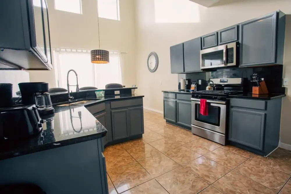 Cheerful 5 bed - 4 Bath Spacious Home