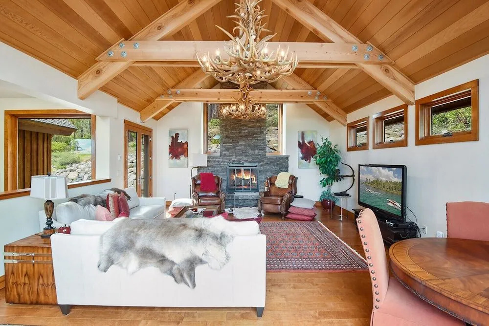 Luxury Mountain Retreat | Lake Views, Deck + BBQ | Pool Table & Chef’s Kitchen
