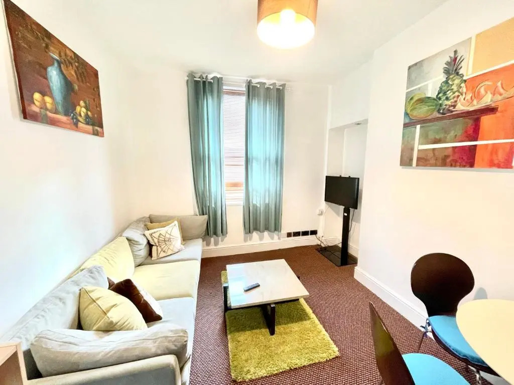 4 bedroomed maisonette in City Centre, near Barbican & Seafront