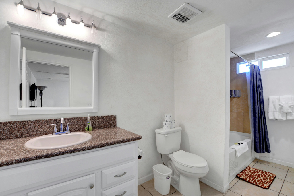 Vibrant in Vegas 4 Bd with Shimmering Pool!