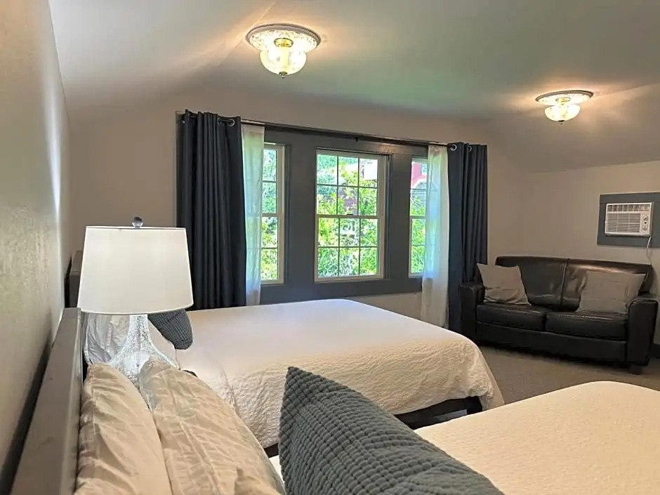 Westfir Lodge & Mountain Market