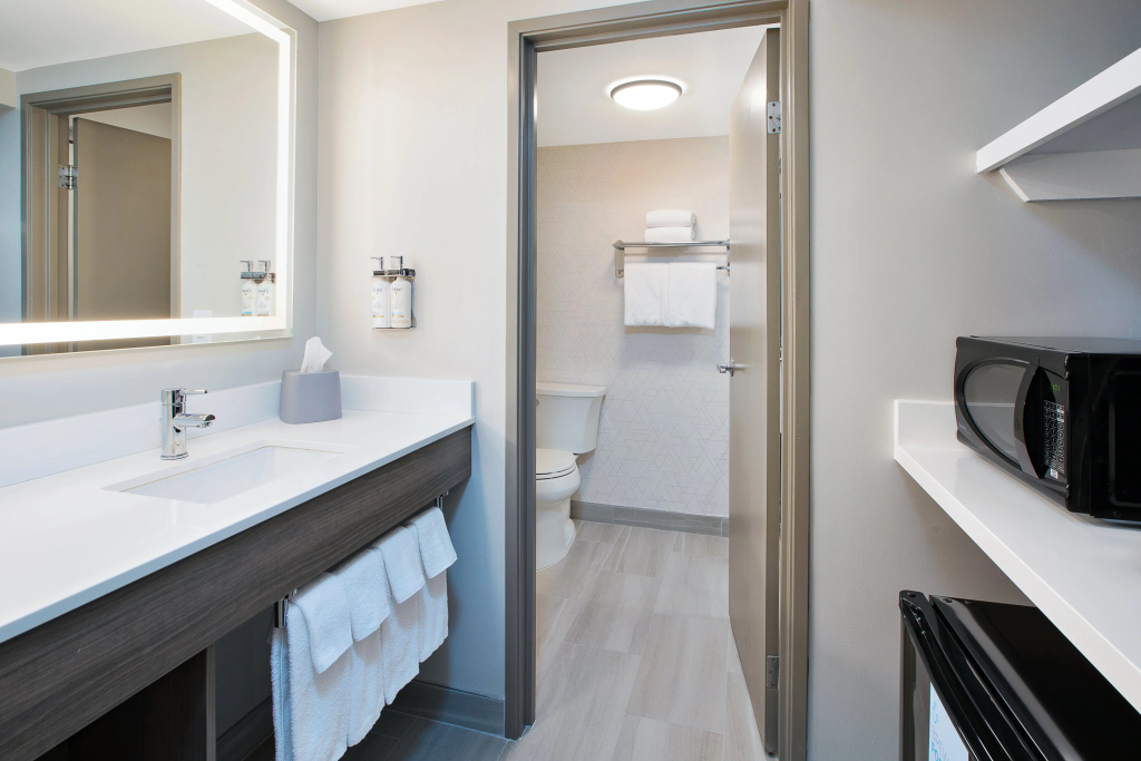 Holiday Inn Express Hotel & Suites Pittsburgh Airport by IHG