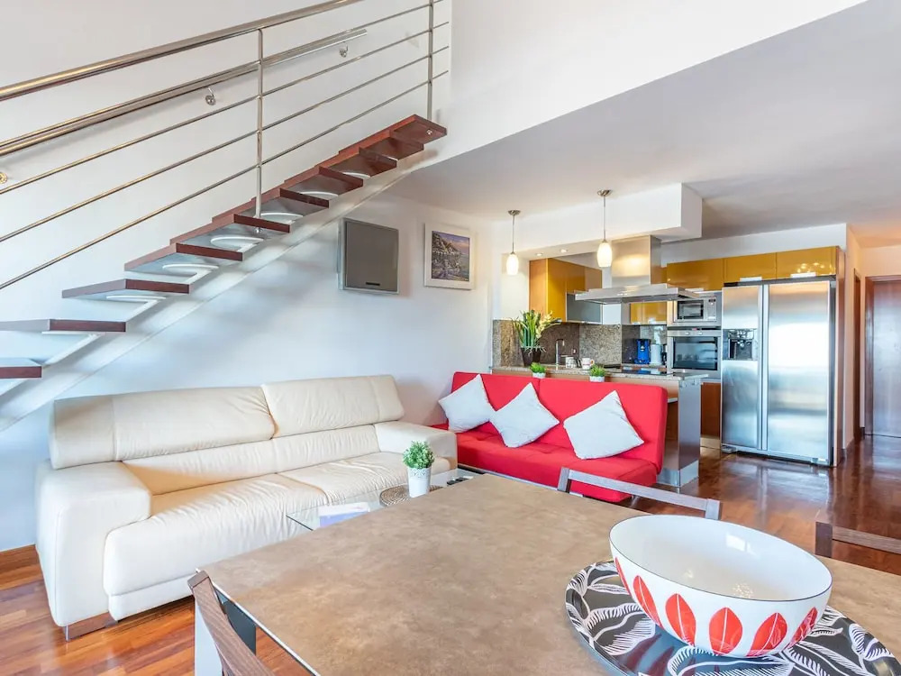 Modern Furnished Apartment Near Shops and Restaurants