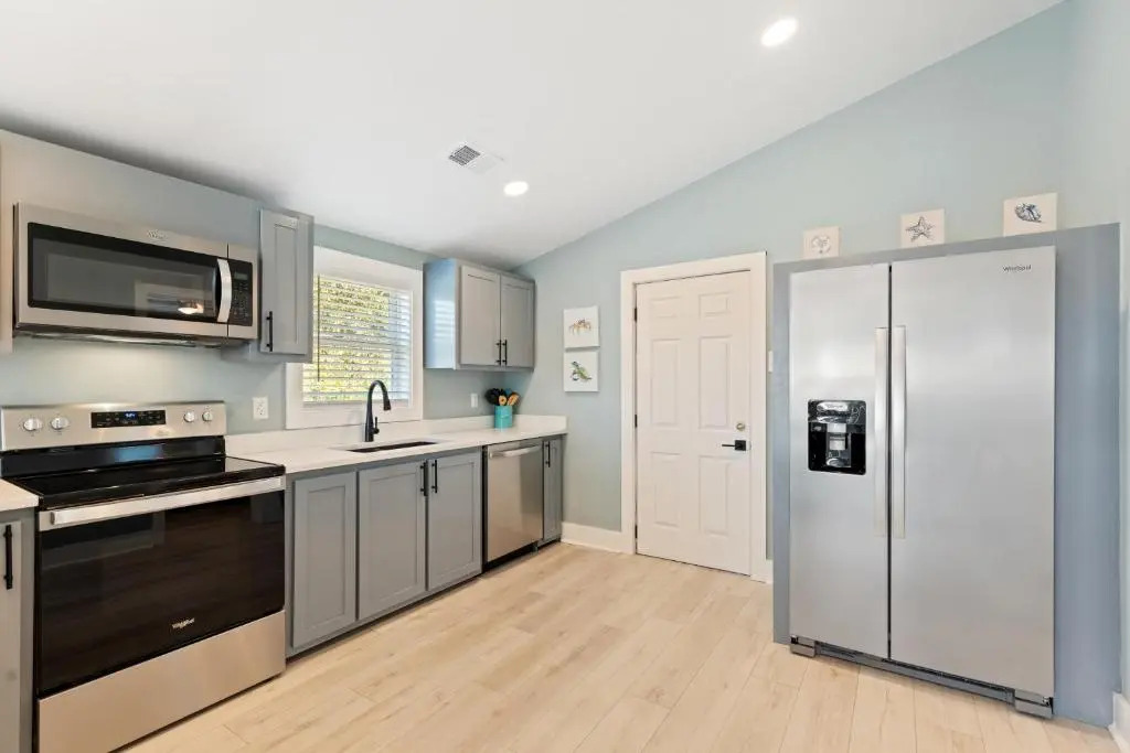 222 W Ashley - Sea Breeze - Minutes to the Ocean and Downtown Folly Beach