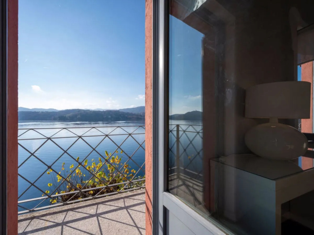 Casa sul lago 30172
