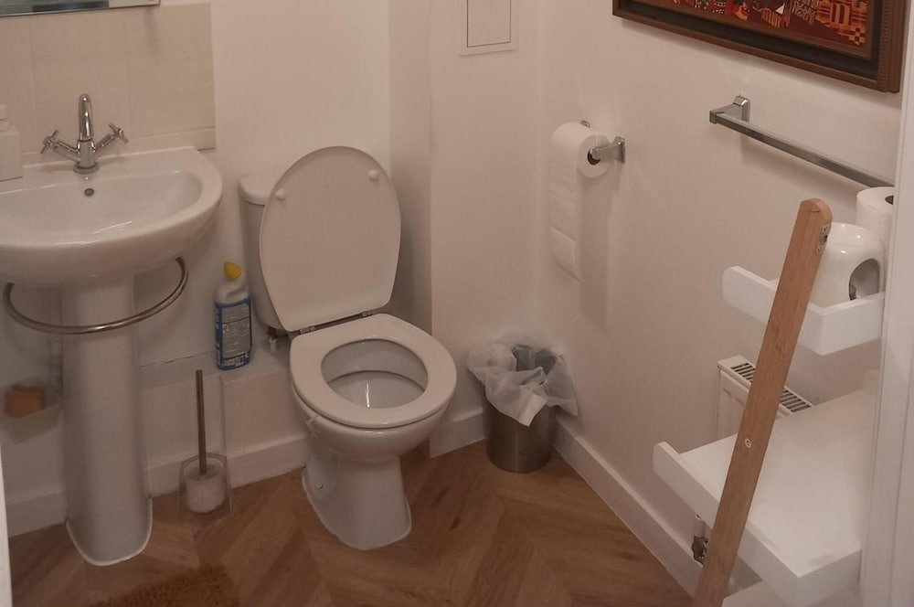 5 Guests - Pet Friendly - Balcony & Free Parking