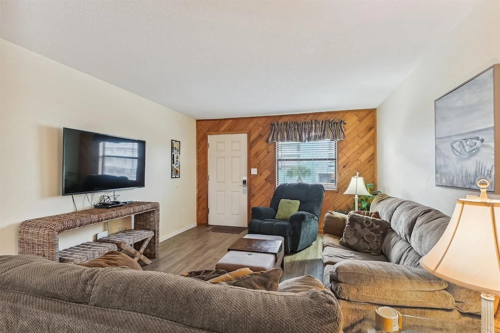 Venus 219 - 2nd Floor 1 BR on Okaloosa Island with easy beach access by RedAwning