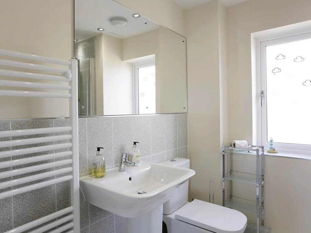 Modernly Furnished Holiday Home With Balcony, Near Felixstowe Beach