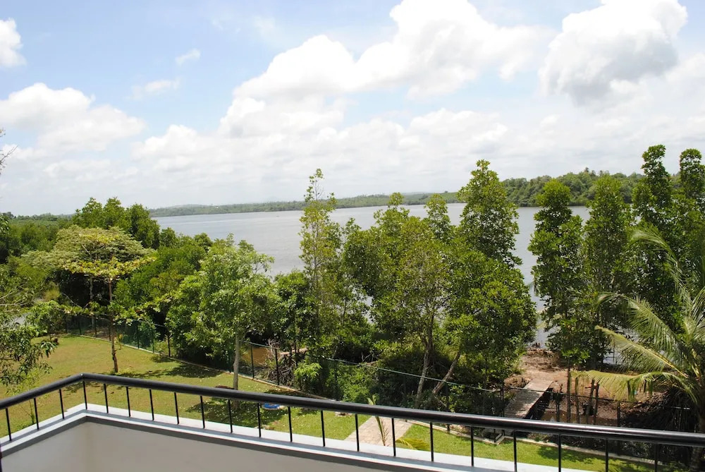 Arahtis Lake Villa