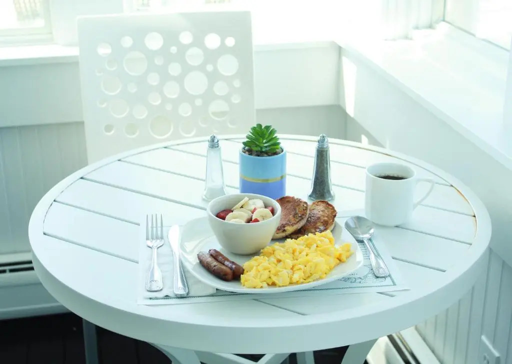 By The Sea Guests Bed & Breakfast and Suites