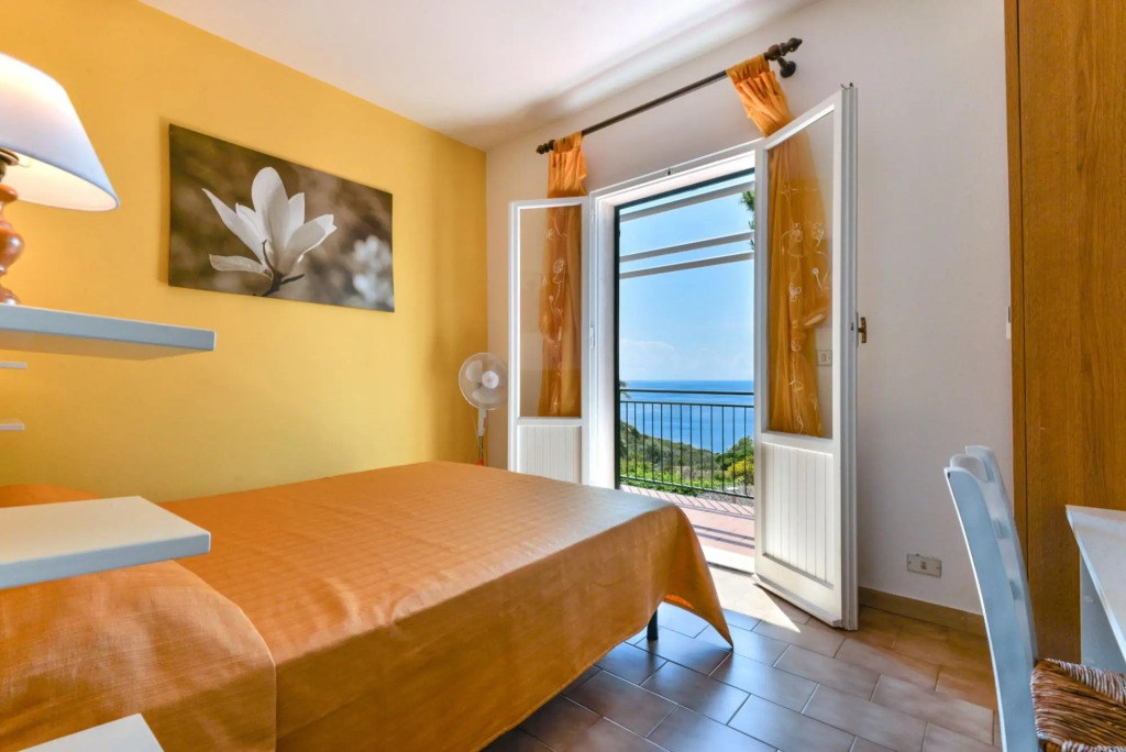 Three-room apartment with separate entrance, with large terrace overlooking the sea-Calipso