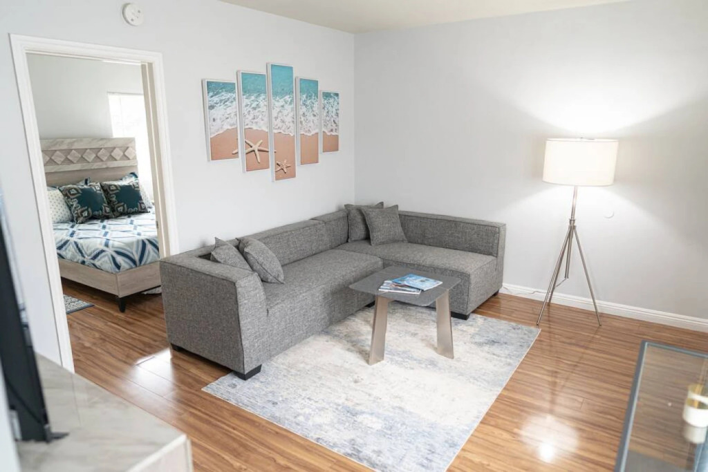 QUAINT 1-BEDROOM BUNGALOW HOME IN GLENDALE  (p5)