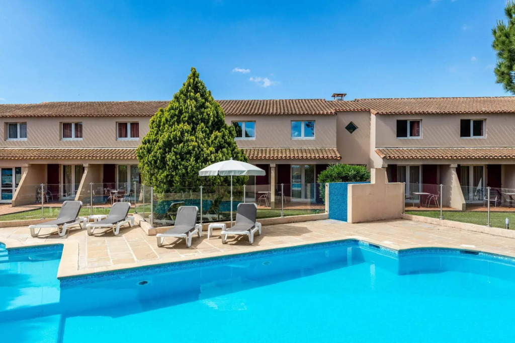 Artemia Aigues-Mortes - Hôtel avec piscine - Bornes électriques - Parking privé - Local vélo-moto