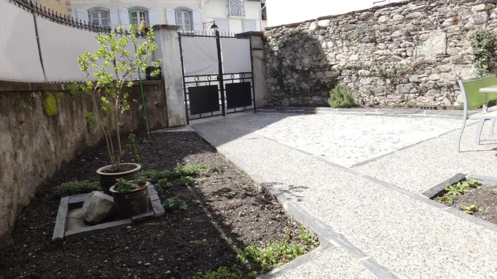 Great house in center of Luz St Sauveur