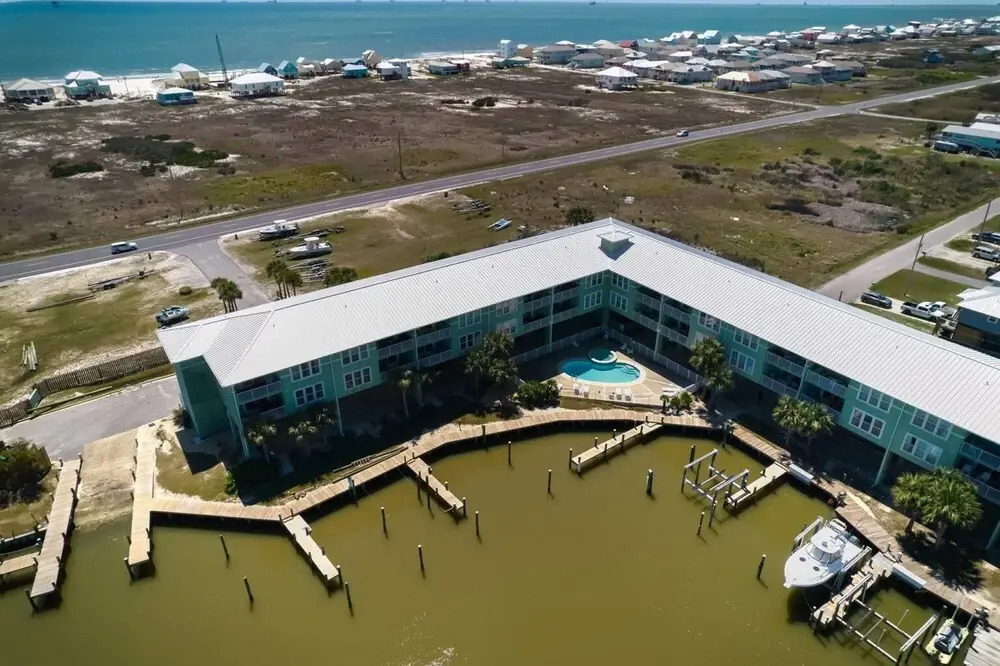Bayfront Spacious Condo for Boat Lovers and Steps to White Sands of Fort Morgan