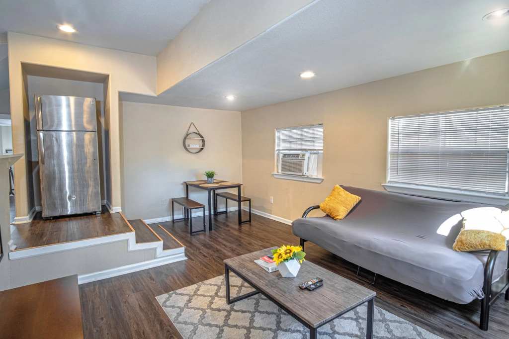 Remodeled Guest House Near Downtown/military Base
