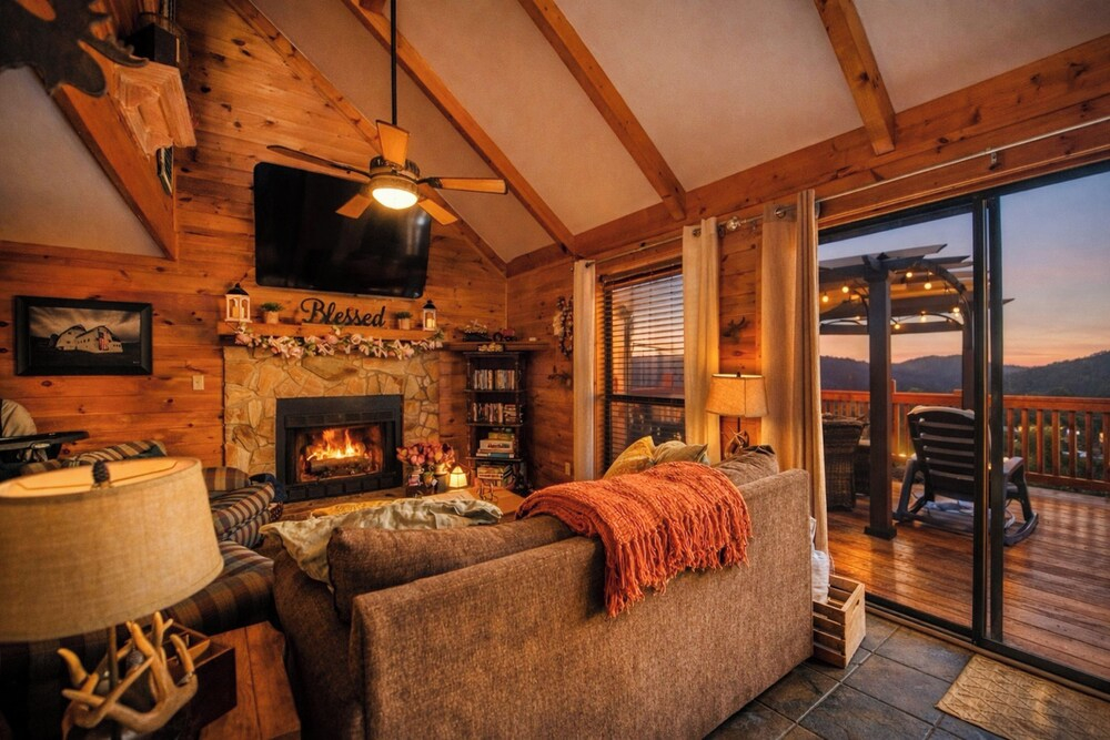 Hot Tub, Mtn Views & Fire Pit: Almond Family Cabin