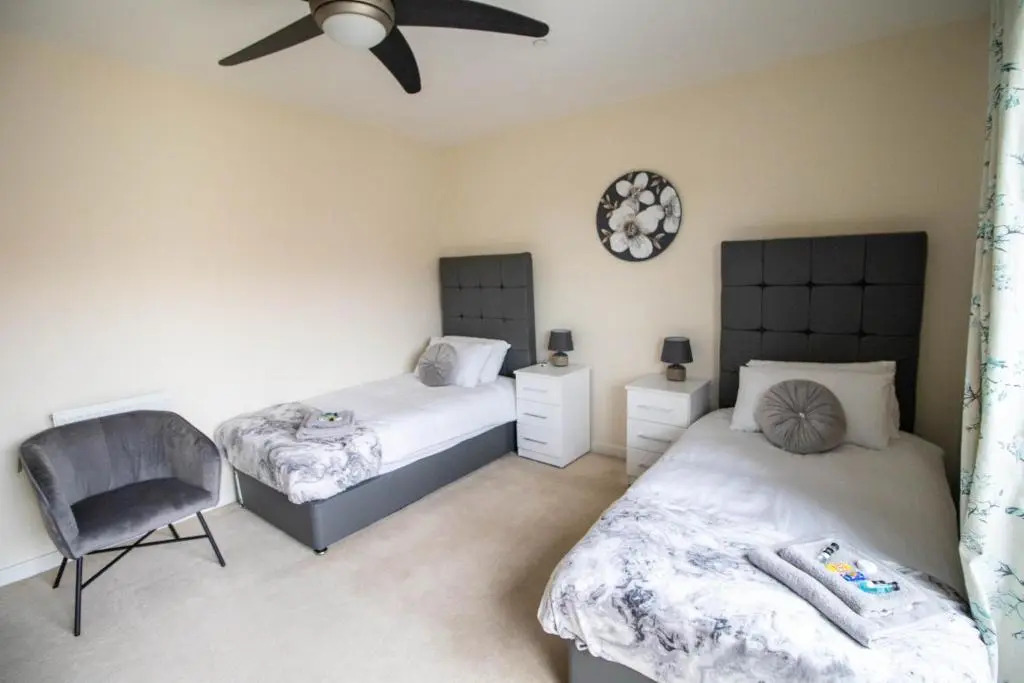 Large Modern Contractor House with Balcony & Private Parking - CMK by Comfy Workers