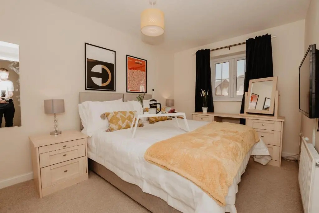 Coyle House, 3 bed,Corby, super kings or twins, driveway, free wi-fi, corporates welcome