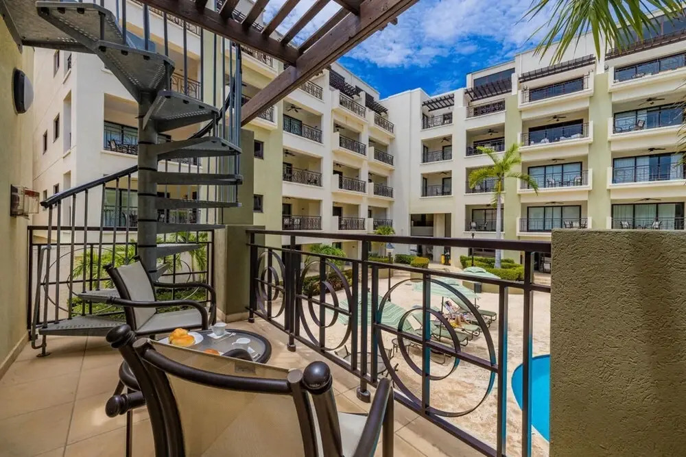 Unique 2BR Penthouse w Privaterooftop Palmbeach